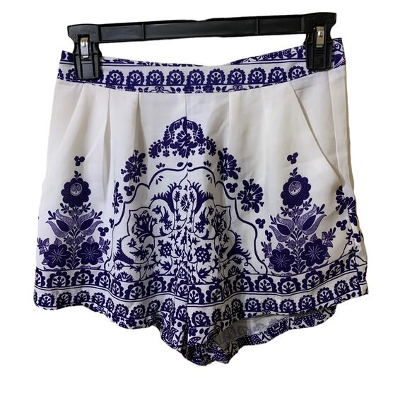 lily whyt Pants - Lily Whyt Blue and White Fine China High Waisted Shorts Size 8